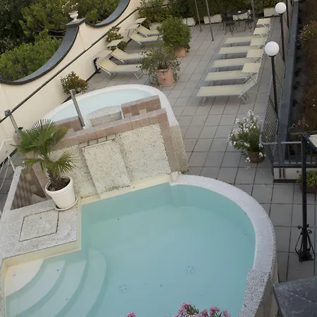 Enrichetta ホテル デセンツァーノ・デル・ガルダ