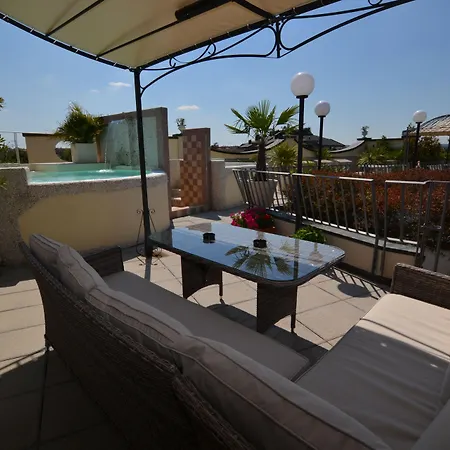 Enrichetta ホテル デセンツァーノ・デル・ガルダ